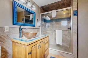 Shower, hair dryer, towels, shampoo - Casa de Rufina - Mountain Views, Firepit & Pets (Arroyo Seco)