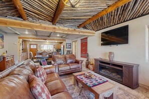 TV, fireplace - Casa de Rufina - Mountain Views, Firepit & Pets (Arroyo Seco)