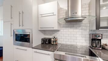 Coffee/tea maker, fridge, microwave, oven