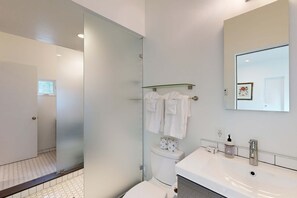 Ducha, secador de pelo, toallas, shampoo
