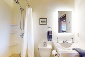 Douche, sèche-cheveux, serviettes fournies, shampoing