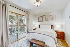2 bedrooms, iron/ironing board, WiFi, bed sheets - Lake Fork 7 - Walk to Lifts, Dining & Shops (Taos Ski Valley)