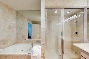 Shower, hair dryer, towels, shampoo - Lake Fork 7 - Walk to Lifts, Dining & Shops (Taos Ski Valley)