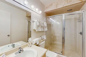 Shower, hair dryer, towels, shampoo - Lake Fork 7 - Walk to Lifts, Dining & Shops (Taos Ski Valley)