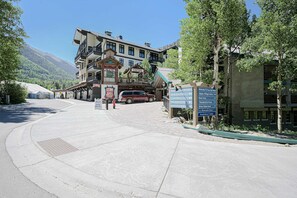 Exterior - Ski Valley View - Balcony, Walk to Lifts & Town (Taos Ski Valley)