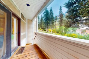 Terrace/patio - Sierra Del Sol 5 - Hot Tub, Walk to Lifts & Town (Taos Ski Valley)