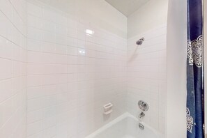 Shower, towels, shampoo - Sierra Del Sol 5 - Hot Tub, Walk to Lifts & Town (Taos Ski Valley)