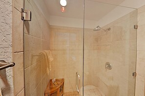 Shower, hair dryer, towels, shampoo - Predock 3C - Walk to Lifts, Hiking, Dining & Shops (Taos Ski Valley)