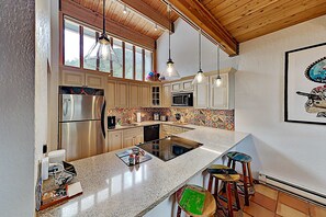 Fridge, microwave, oven, stovetop - Predock 3C - Walk to Lifts, Hiking, Dining & Shops (Taos Ski Valley)