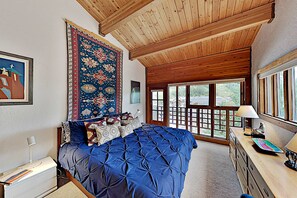 3 bedrooms, WiFi, bed sheets - Predock 3C - Walk to Lifts, Hiking, Dining & Shops (Taos Ski Valley)