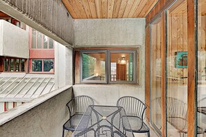 Outdoor dining - Predock 3C - Walk to Lifts, Hiking, Dining & Shops (Taos Ski Valley)