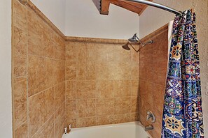 Shower, hair dryer, towels, shampoo - Predock 3C - Walk to Lifts, Hiking, Dining & Shops (Taos Ski Valley)
