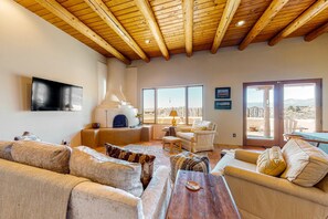 TV, fireplace
