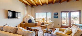 Peaceful retreat with 360º views, Kiva fireplace & firepits - dog-friendly