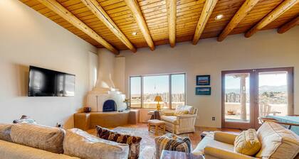 Peaceful retreat with 360º views, Kiva fireplace & firepits - dog-friendly