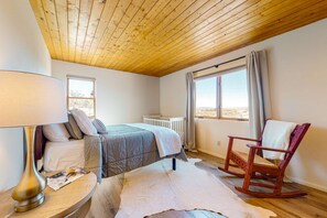 3 bedrooms, desk, WiFi, bed sheets