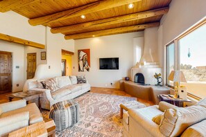 Televisión y chimenea 