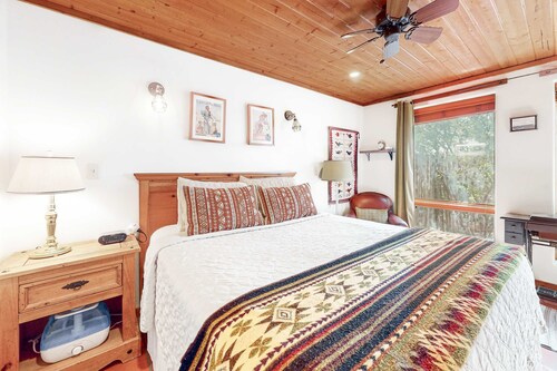 Mtn-view home with private hot tub, fireplace, private patio, grill, streaming