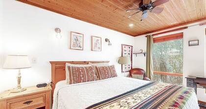 Mtn-view home with private hot tub, fireplace, private patio, grill, streaming