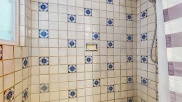 Shower, towels, shampoo