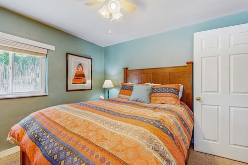 Dog-friendly getaway with a gas fireplace, full kitchen, & patio