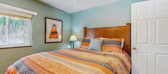 Dog-friendly getaway with a gas fireplace, full kitchen, & patio