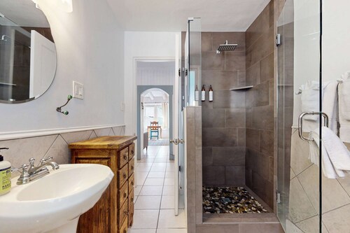 Casita Tesoro - Walk to Plaza, AC, Pet Friendly