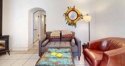 Casita Tesoro: Studio Casita w/ Kitchen & Private Yard - Blocks to Downtown