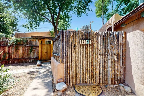Casita Tesoro - Walk to Plaza, AC, Pet Friendly