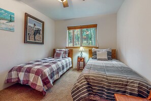 3 bedrooms, WiFi, bed sheets - Bear Haven - Serene Cabin, Close to Hiking & Golf (Angel Fire)
