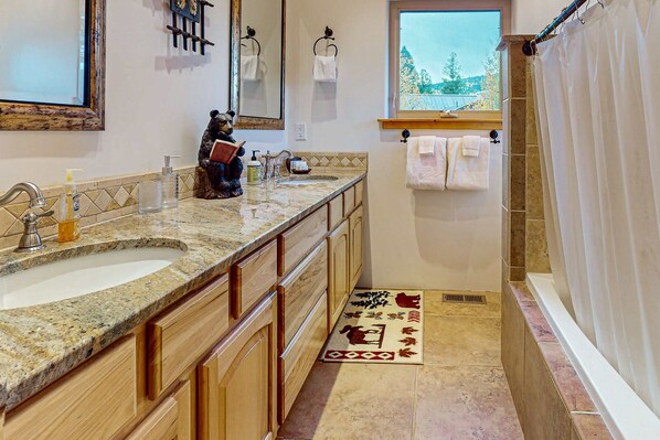 Shower, hair dryer, towels, shampoo - Bear Haven - Serene Cabin, Close to Hiking & Golf (Angel Fire)