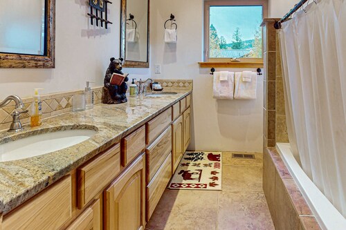 Bear Haven - Serene Cabin, Close to Hiking & Golf