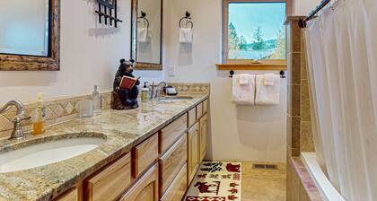 Bear Haven - Serene Cabin, Close to Hiking & Golf