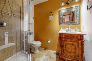 Shower, hair dryer, towels, shampoo - Bear Haven - Serene Cabin, Close to Hiking & Golf (Angel Fire)