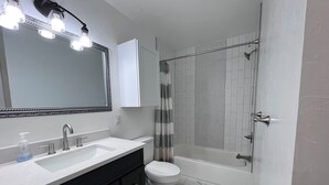 シャワー、タオル、石鹸、トイレットペーパー