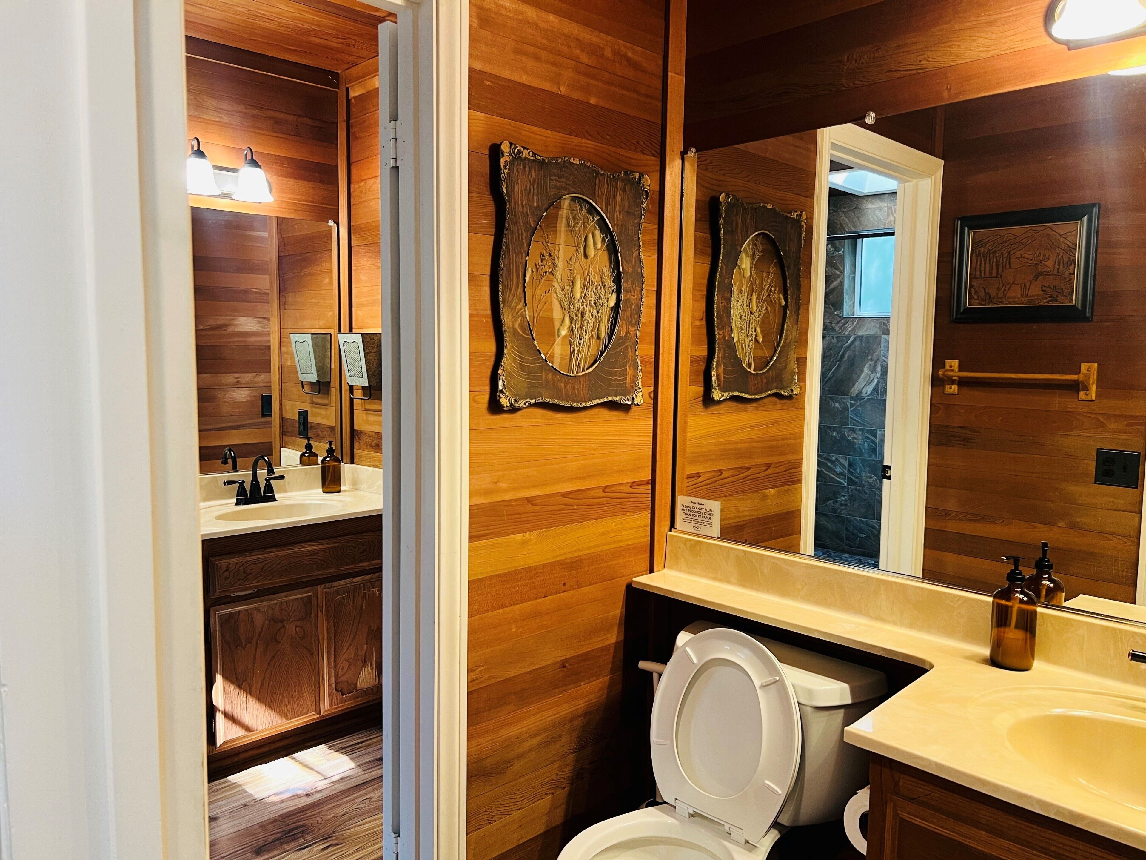 Dusche, Haartrockner, Handtücher, Toilettenpapier