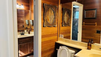 Een douche, een haardroger, handdoeken, toiletpapier