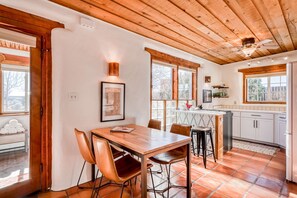 Dining - Casa Nido - Mountain Views, Hot Tub & Dog Friendly (El Prado)
