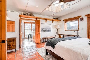 Desk, iron/ironing board, WiFi, bed sheets - Casa Nido - Mountain Views, Hot Tub & Dog Friendly (El Prado)
