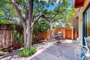 Outdoor dining - Casa Del Norte - Santa Fe Charm & Walk to Plaza (Santa Fe)