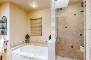 Shower, hair dryer, towels, shampoo - Casa Del Norte - Santa Fe Charm & Walk to Plaza (Santa Fe)