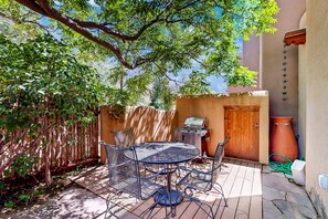 Outdoor dining - Casa Del Norte - Santa Fe Charm & Walk to Plaza (Santa Fe)
