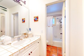 Shower, hair dryer, towels, shampoo - El Matador Unit 18 - Updated Condo & Walk to Plaza (Santa Fe)