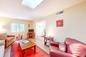 TV, fireplace, offices - El Matador Unit 18 - Updated Condo & Walk to Plaza (Santa Fe)