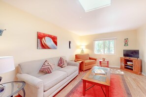 TV, fireplace, offices - El Matador Unit 18 - Updated Condo & Walk to Plaza (Santa Fe)