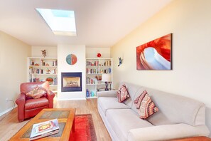 TV, fireplace, offices - El Matador Unit 18 - Updated Condo & Walk to Plaza (Santa Fe)