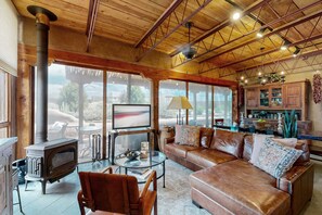 TV, offices - Casa de Taos - Adobe Retreat, Hot Tub & Mesa Views (Arroyo Hondo)