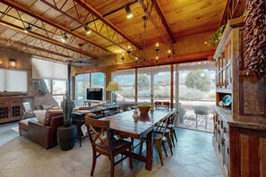 Dining - Casa de Taos - Adobe Retreat, Hot Tub & Mesa Views (Arroyo Hondo)