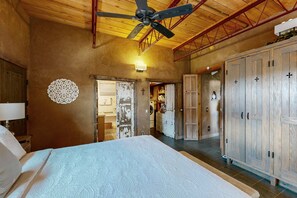 Iron/ironing board, WiFi, bed sheets - Casa de Taos - Adobe Retreat, Hot Tub & Mesa Views (Arroyo Hondo)