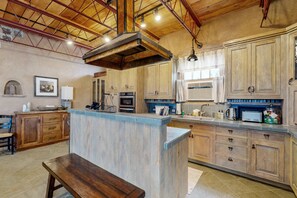 Fridge, microwave, oven, stovetop - Casa de Taos - Adobe Retreat, Hot Tub & Mesa Views (Arroyo Hondo)
